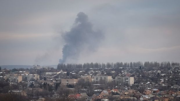 Kouř nad ukrajinským městem Bachmut
