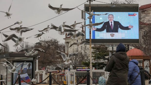 Lidé sledují projev Vladimira Putina na ulici v Sevastopolu