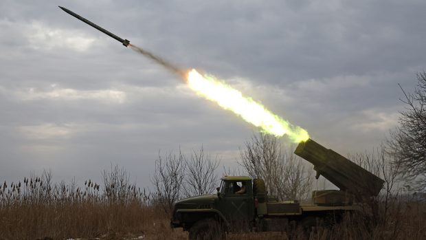 Salvový raketomet poblíž fronty v Doněcké oblasti na Ukrajině