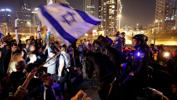 Izraelská společnost Crowd Solutions uvedla, že na hlavním protestním pochodu v Tel Avivu se shromáždilo asi 160 tisíc lidí