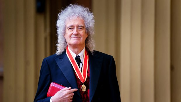 Britský král Karel III. v úterý v Buckinghamském paláci pasoval na rytíře kytaristu legendární kapely Queen Briana Maye