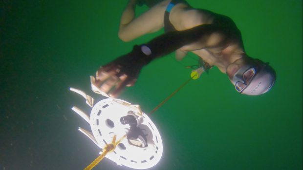 David Vencl se potápí do hloubky 52 metrů