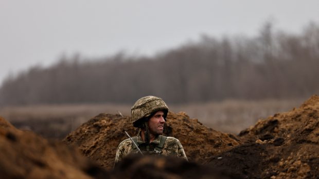 Ukrajinský voják v zákopu u města Bachmut