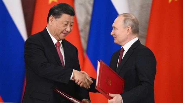 Si Ti-pching a Vladimir Putin pře setkání v Moskvě