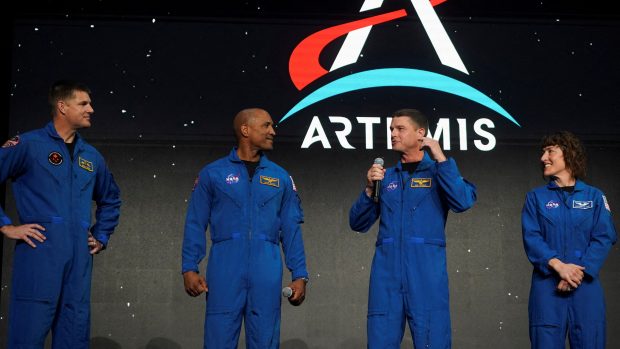 Astronauti Reid Wiseman, Victor Glover, Jeremy Hansen a Christina Kochová, posádka Artemis II