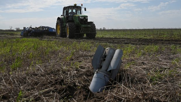 Raketa ze salvového raketometu dopadla v Záporožské oblasti na pole, kde je nyní potřeba zasít čočku