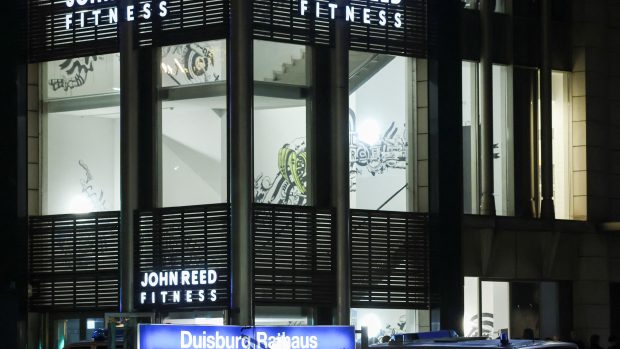 Fitness studio, kde muž vážně zranil nejméně čtyři lidi