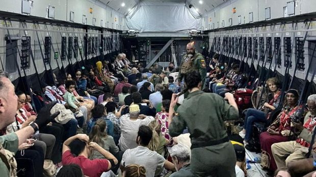 Občané Španělska čekají v letadle na evakuaci ze Súdánu
