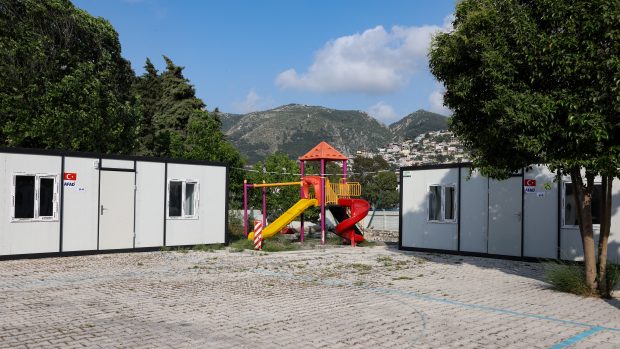 Provizorní volební místnosti v kontejnerech přistavených na hřiště zemětřesením zdevastované školy ve městě Antakya