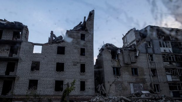 Pohled na těžce poškozené obytné budovy na Ukrajině