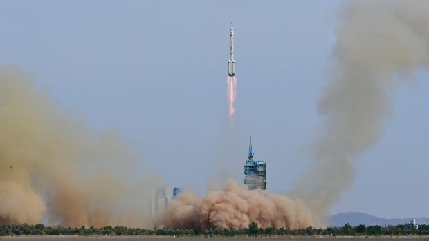 K čínské vesmírné stanici Tchien-kung v noci na úterý z pouště Gobi odstartovala loď Šen-čou 16 s trojicí astronautů