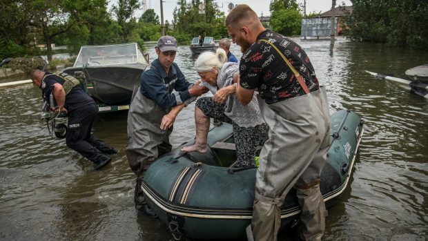 Evakuace lidí ze zaplavených oblastí v Chersonu pokračuje