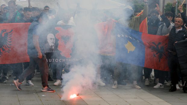 Protesty na severu Kosova, kde žije silná srbská menšina, vypukly v souvislosti s nástupem do úřadů čtyř starostů, etnických Albánců
