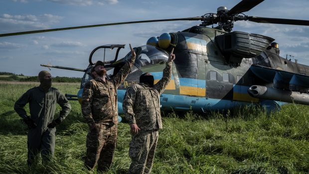 Ukrajinští piloti s helikoptérou Mi-24