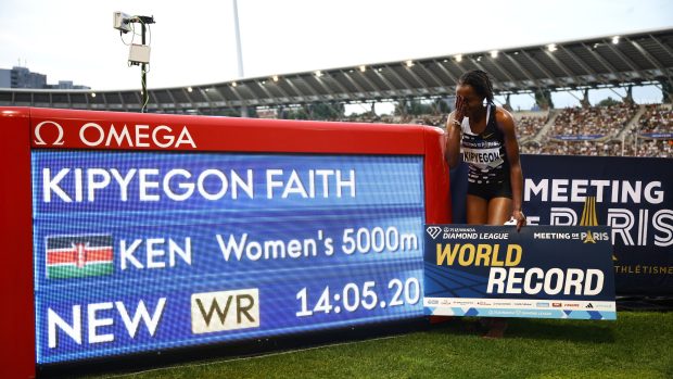 Faith Kipyegonová závodí v letošní sezoně ve výborné formě. Po překonání rekordu na 1500m přepisuje historické tabulky i na trati 5000 metrů