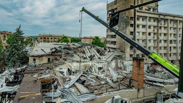 Obchodní centrum s restauracemi po zásahu ruskou raketou v centru města Kramatorsk