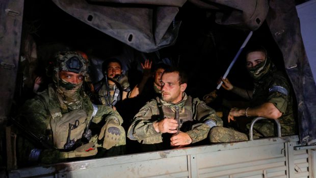 Podle CNN dorazil první konvoj Wagnerovy skupiny do nepoužívané vojenské základny u města Asipovičy, které leží asi 90 kilometrů od Minsku