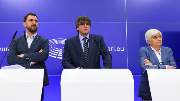 Bývalý katalánský premiér Carles Puigdemont a jeho dva kolegové neuspěli u Soudního dvora Evropské unie se snahou o navrácení imunity