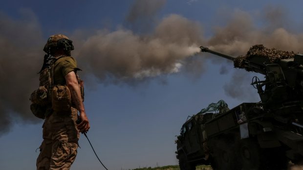 Ukrajinský voják střílí ze samohybné houfnice 2S22 Bohdana na ruské vojáky na pozici u města Bachmut