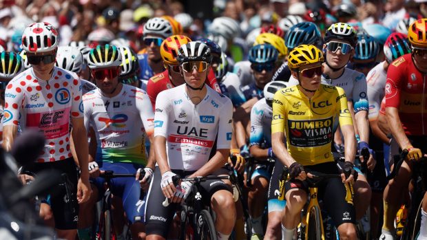 Cyklisté na Tour de France v čele s Pogačarem a Vingegaardem