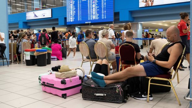 Evakuovaní turisté čekající na letišti na Rhodosu na odlet