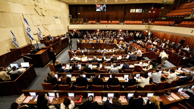 Izraelští zákonodárci na plénu Knesetu, kde o návrhu zákona hlasovali