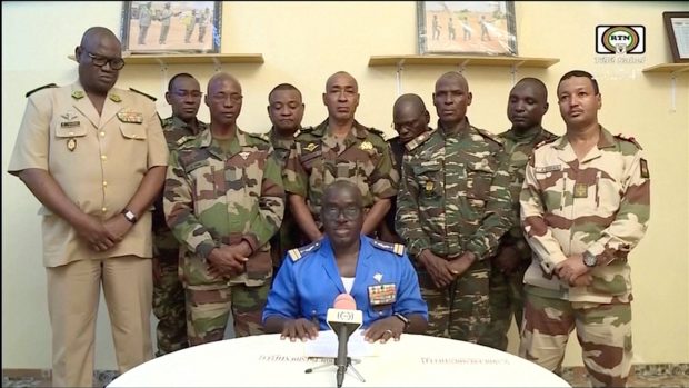 „My obranné a bezpečnostní síly shromážděné v rámci CNSP jsme se rozhodly skoncovat s režimem, který znáte,“ uvedl v nigerské televizi jeden z velitelů Amadou Abdramane, který byl obklopen devíti dalšími vojáky v uniformách