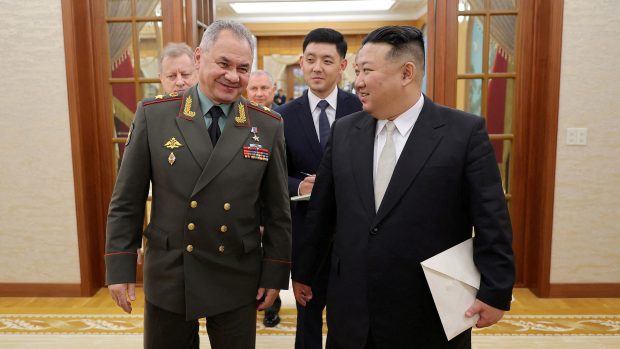 Severokorejský vůdce Kim Čong-un se ve středu setkal s ruským ministrem obrany Sergejem Šojguem, který je na návštěvě KLDR