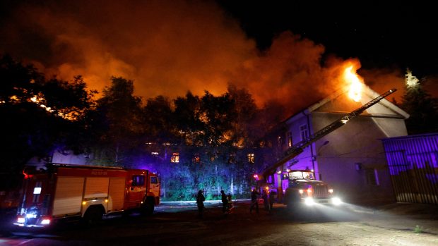 Hasiči hasí požár univerzitní budovy po ostřelování ruskem okupovaného Doněcku