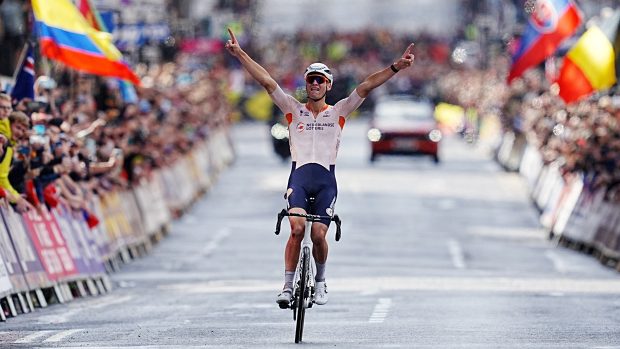 Mistrem světa v silničním závodě se stal nizozemský cyklista Mathieu van der Poel
