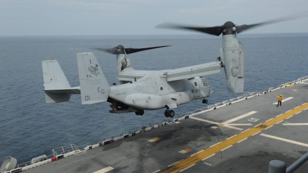 Letadlo Osprey se zhruba dvaceti americkými vojáky na palubě se zřítilo při vojenském cvičení