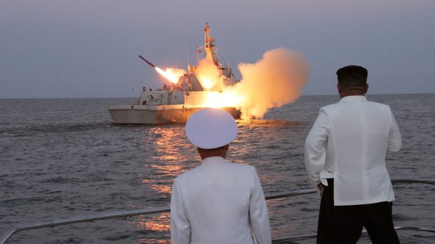 Kim Čong-un dohlíží na raketový test
