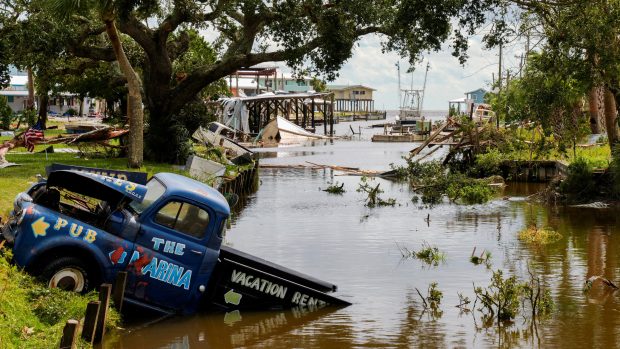 Sever amerického státu Florida zasáhl hurikán Idalia. Bouře poničila i město Horseshoe Beach