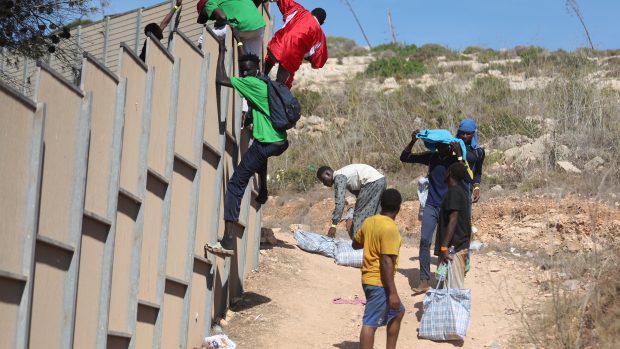 Uprchlíci čekající na Lampeduse