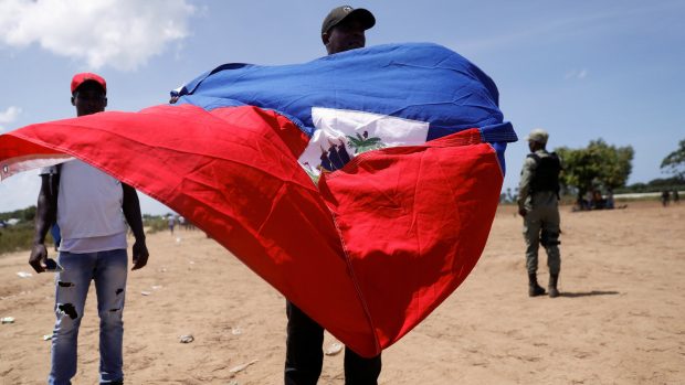 Muž s vlajkou Haiti