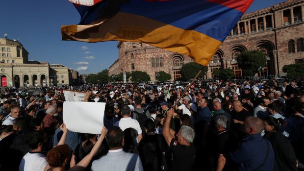 První potyčky mezi demonstranty a policisty podle RIA Novosti propukly u ruského velvyslanectví v Jerevanu