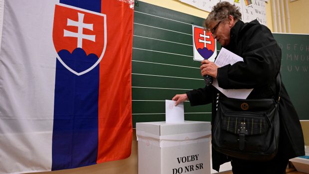 Na Slovensku lidé volí v předčasných parlamentních volbách