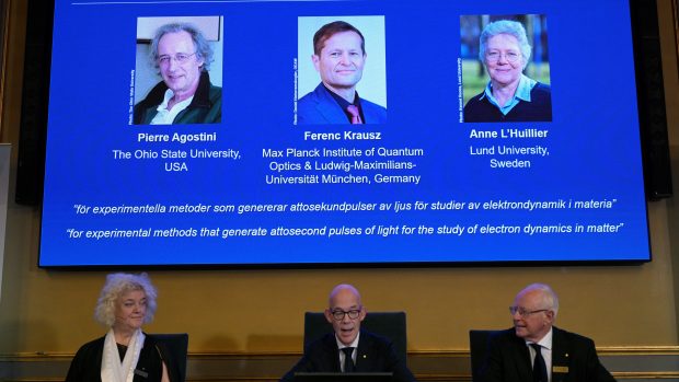 Hans Ellegren, stálý tajemník Královské akademie věd, po boku členů Evy Olssonové a Matse Larssona, vyhlašuje letošní laureáty Nobelovy ceny za fyziku v Královské akademii věd ve Stockholmu