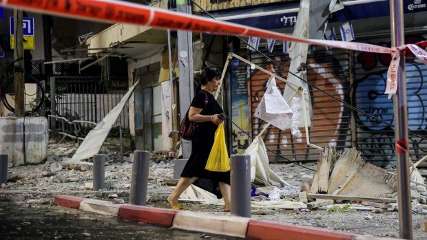 Místo v Tel Avivu po přistání rakety, která byla odpálena z pásma Gazy