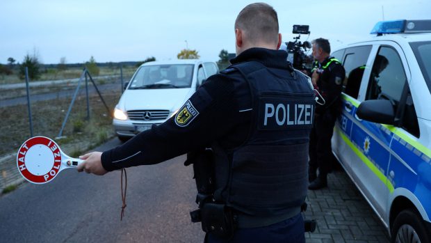 Německá spolková policie Bundespolizei je zachycena při hlídce na německo-polské hranici u Forstu.