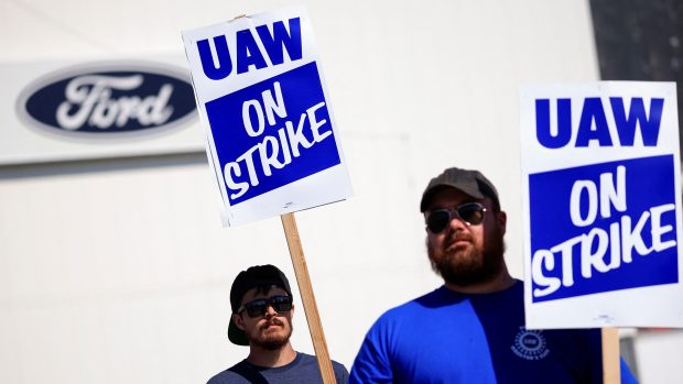 Členové odborů United Auto Workers (UAW) stávkují před továrnou na nákladní automobily Ford v Kentucky