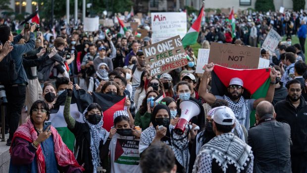 Propalestinští studenti se účastní protestu na podporu Palestinců uprostřed probíhajícího konfliktu v Izraeli na Kolumbijské univerzitě v New Yorku
