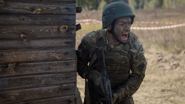 Ukrajinský voják během cvičení v Černihivské oblasti