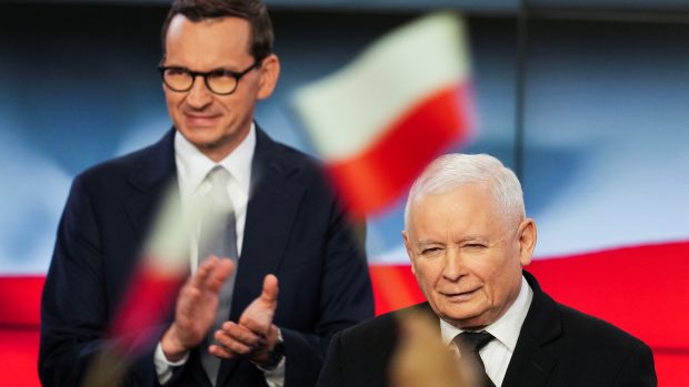 Jarosław Kaczyński (v popředí) a Mateusz Morawiecki