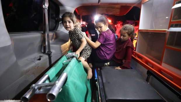 Děti sedí v sanitce po útoku na nemocnici