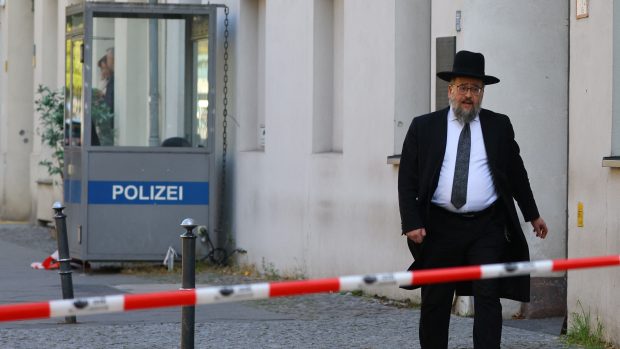 Policejní páska před budovou židovského komunitního střediska se synagogou v Berlíně, na kterou 18. října někdo hodil zápalné lahve.