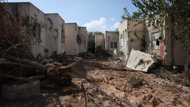 Pohled na poškozené domy po smrtícím průniku ozbrojenců Hamásu z pásma Gazy v kibucu Kfar Aza na jihu Izraele