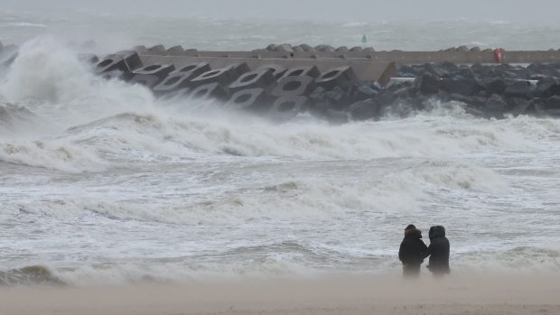 Bouře Ciarán na pobřeží v Belgii