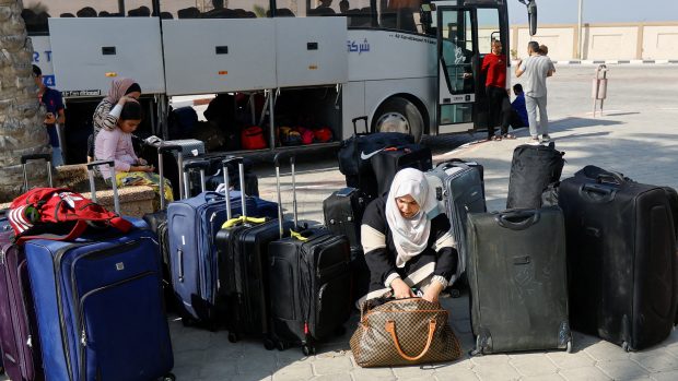 Palestinská žena čeká na povolení k odchodu z Gazy