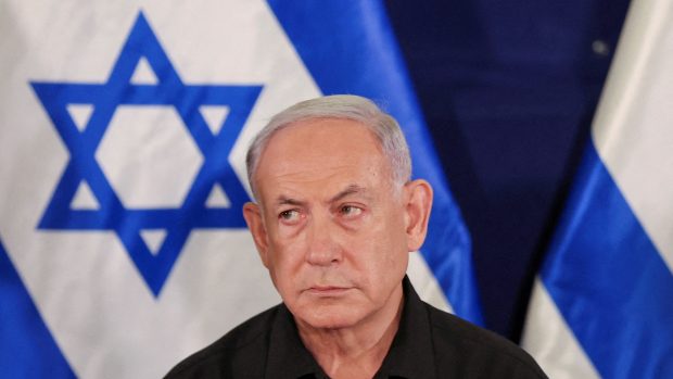 Izraelský premiér Benjamin Netanjahu během tiskové konference s ministrem obrany Yoavem Gallantem a ministrem kabinetu Bennym Gantzem na vojenské základně Kirya v Tel Avivu